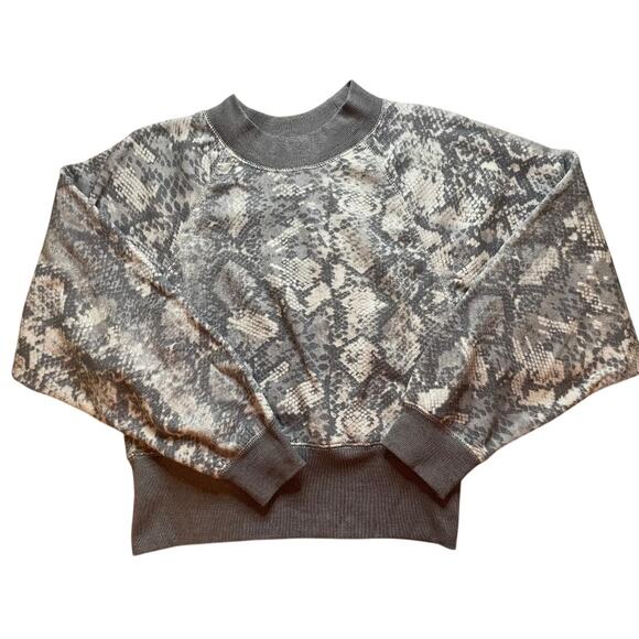 Ocean Drive Gray/White Snake Print Wide Sleeve Sweatshirt Size Medium - Picture 2 of 7